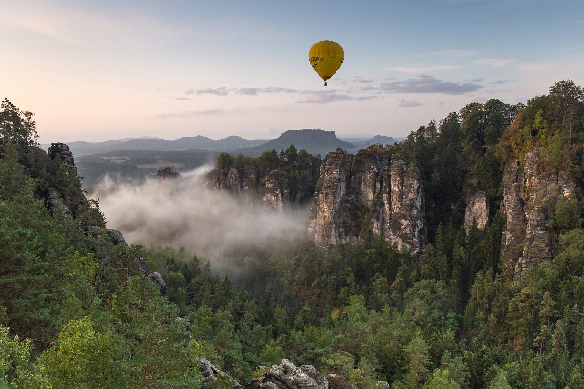 Felsen im Basteigebiet, Nebel über dem Tal