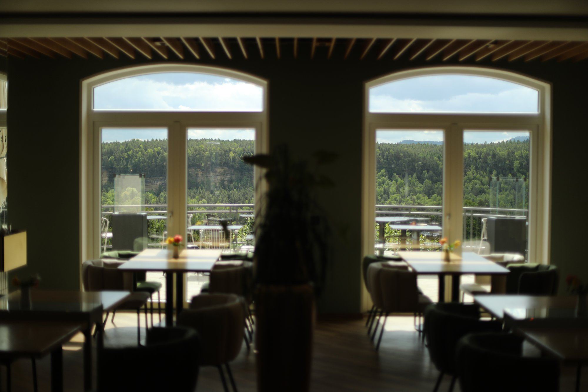 Restaurant mit Panorama-Bogenfenstern