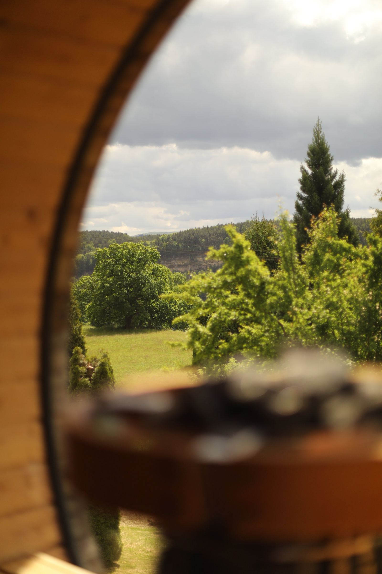 Panorama-Fasssauna mit Blick auf den Lilienstein