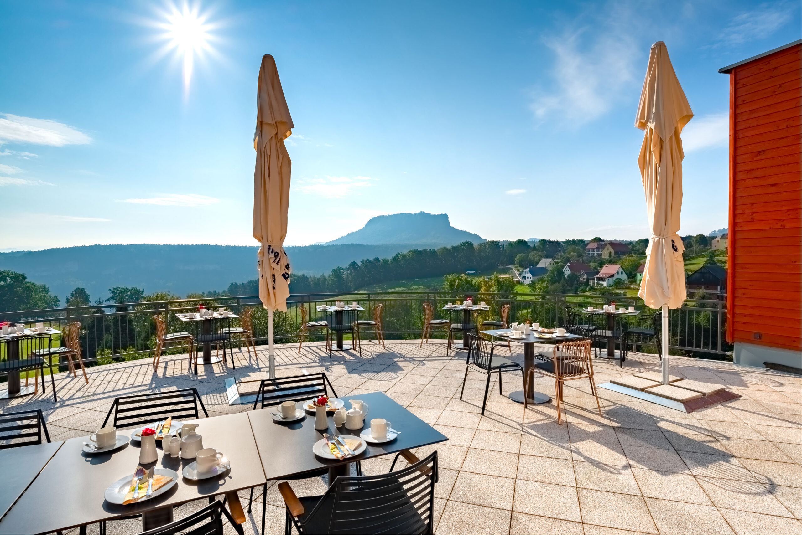 Gedeckte Tische auf der Terrasse mit Blick auf den Lilienstein