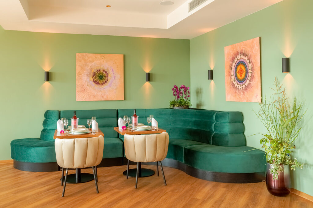 Restaurant mit grüner Sitzbank