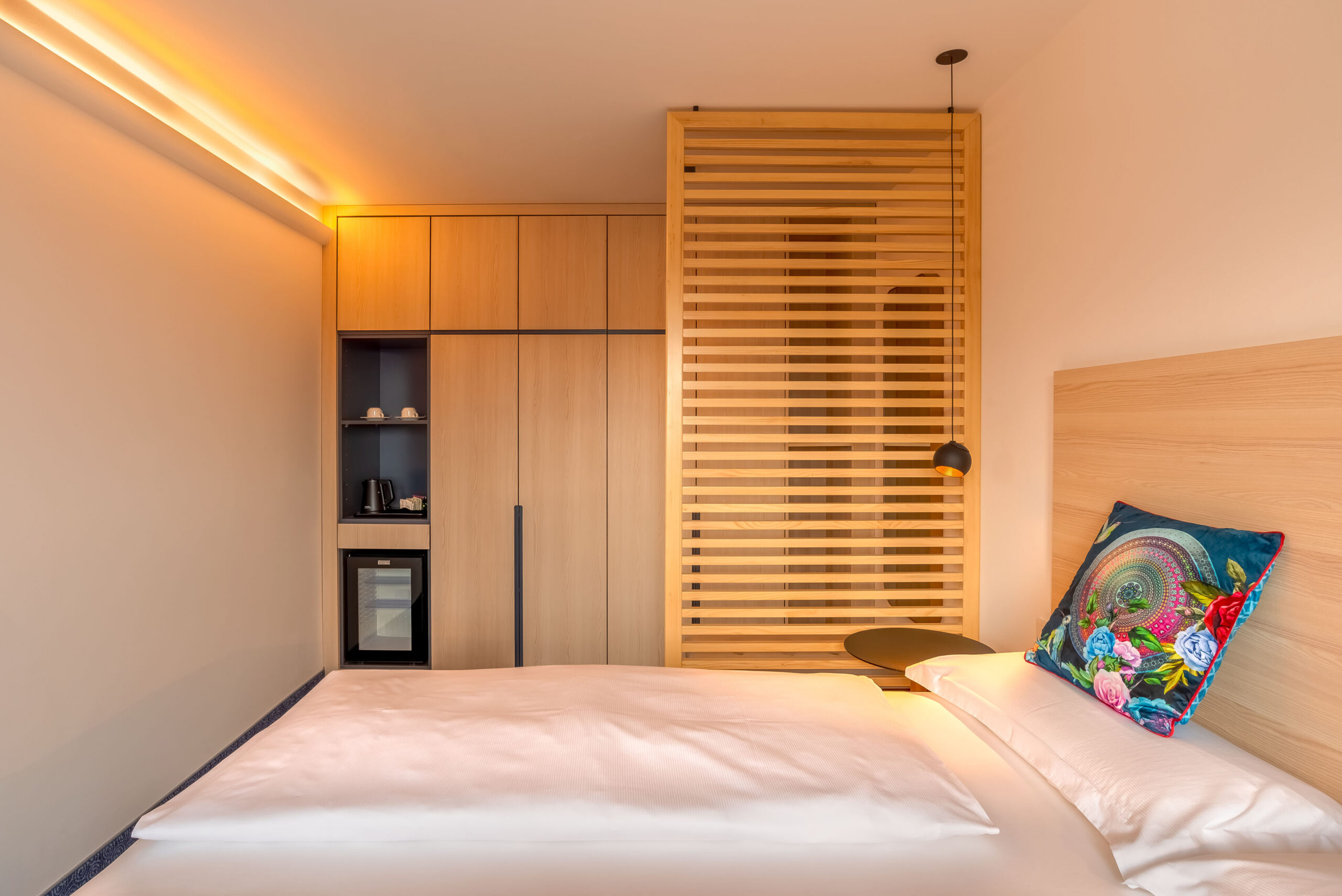 Bett im warmen Licht
