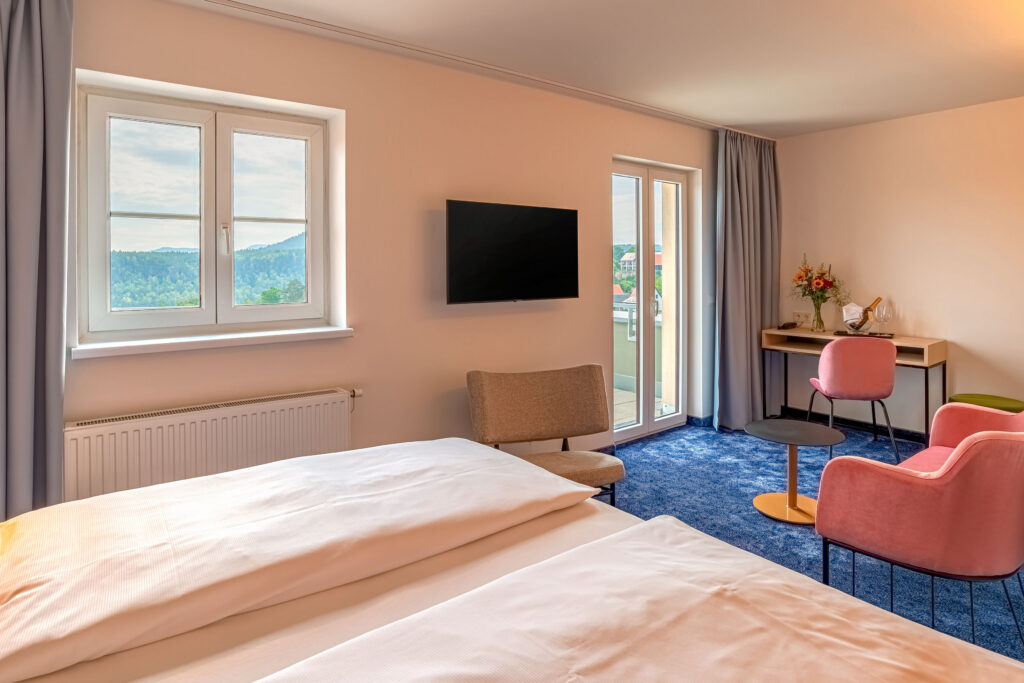 Zimmer mit Fenster zum Tal
