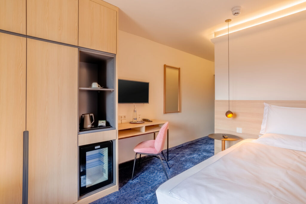 Gretel Stübchen mit Schrank, Minibar und Fernseher
