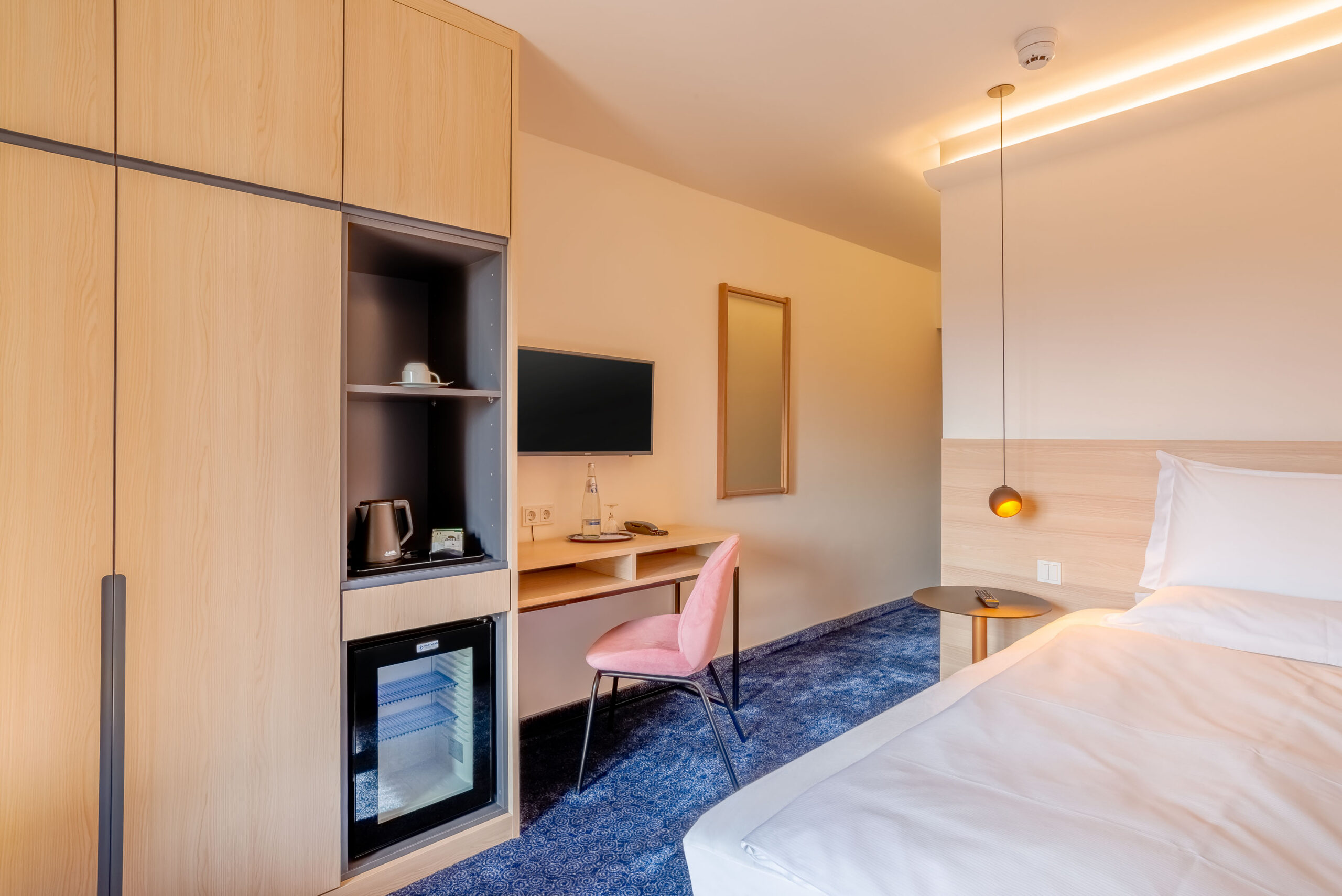 Gretel Stübchen mit Schrank, Minibar und Fernseher