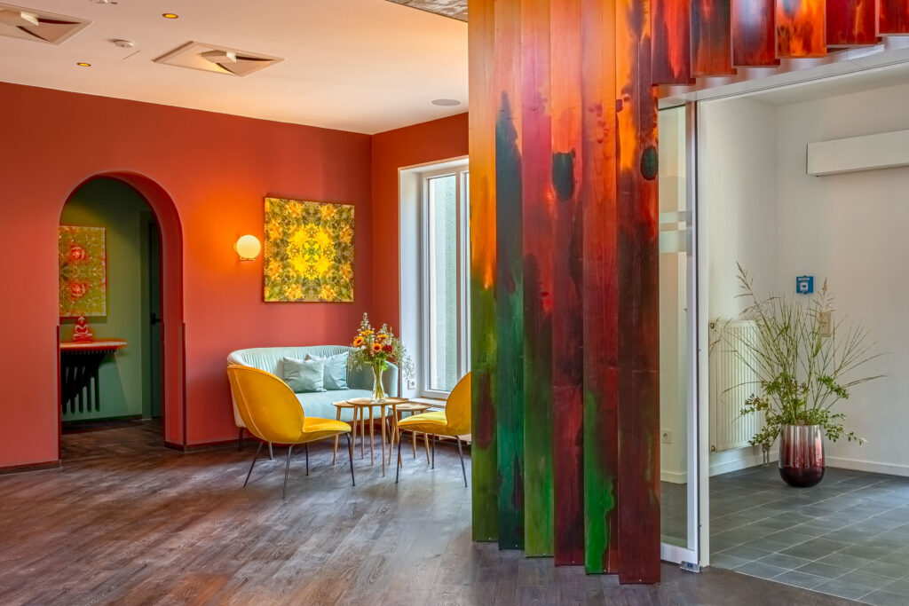Lobby mit gelben Sesseln