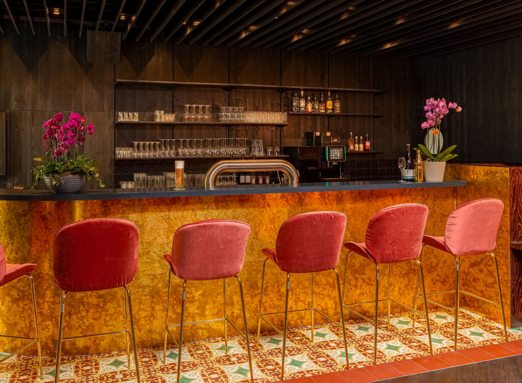 Bar mit Barhockern in Rosé