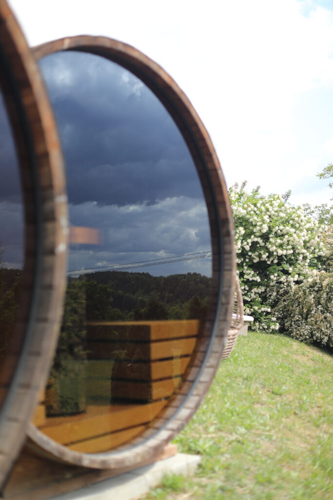 Fasssauna von außen mit Blick auf den Himmel