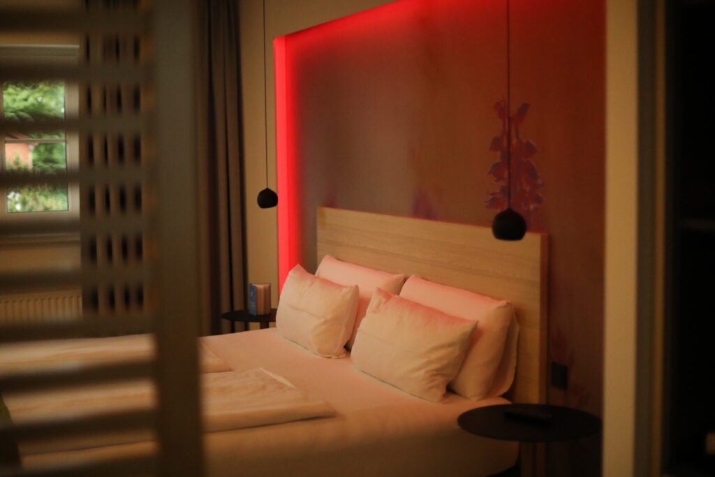 Bett im Abendlicht