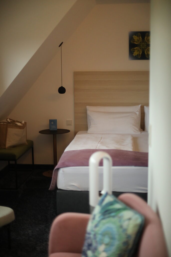 Bett mit Kissen und Leselampe