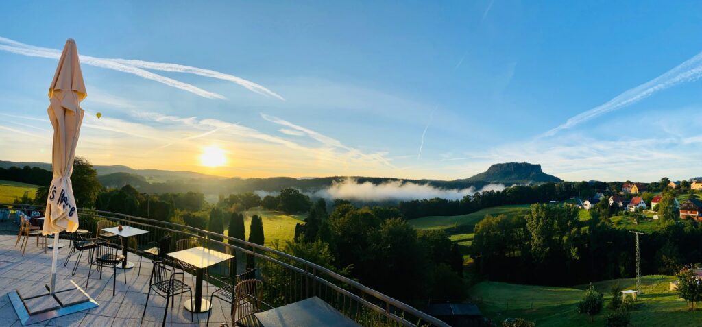Abendsonne über der Terrasse und dem Elbtal