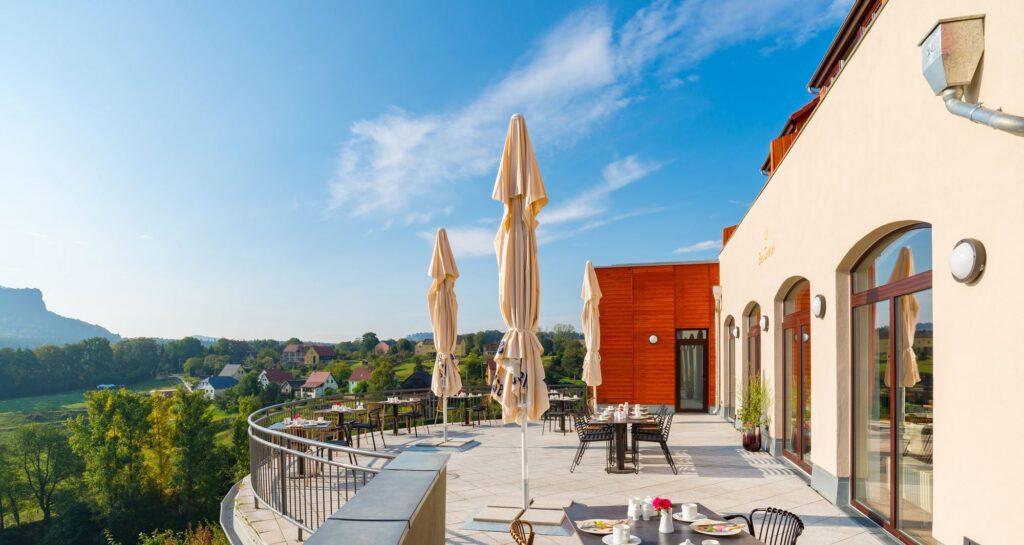 Terrasse am Haus mit Blick ins Tal