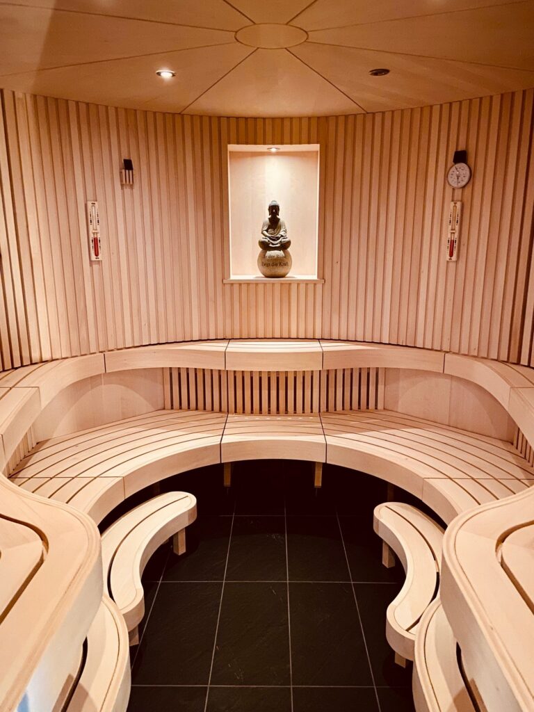 Bio-Sauna mit runden Holzbänken