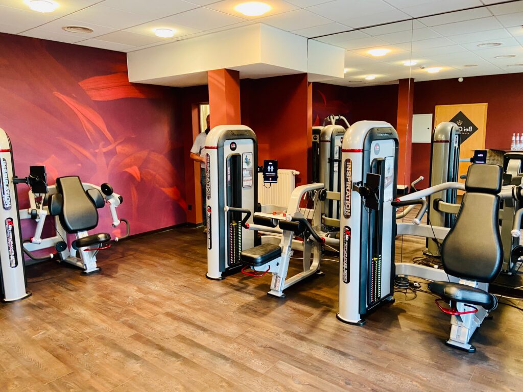 Fitnessraum mit Geräten