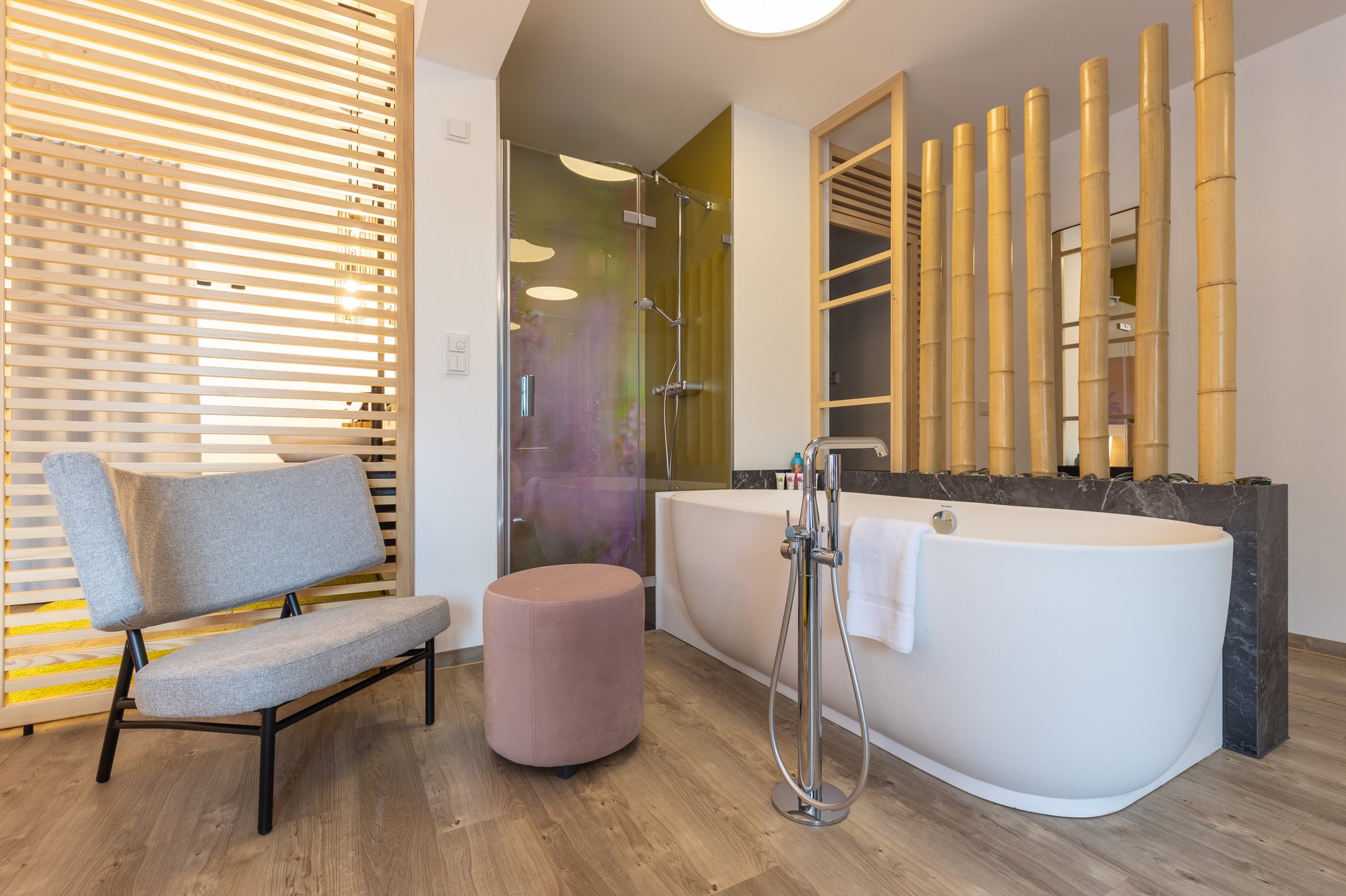 Freistehende Badewanne und Sessel