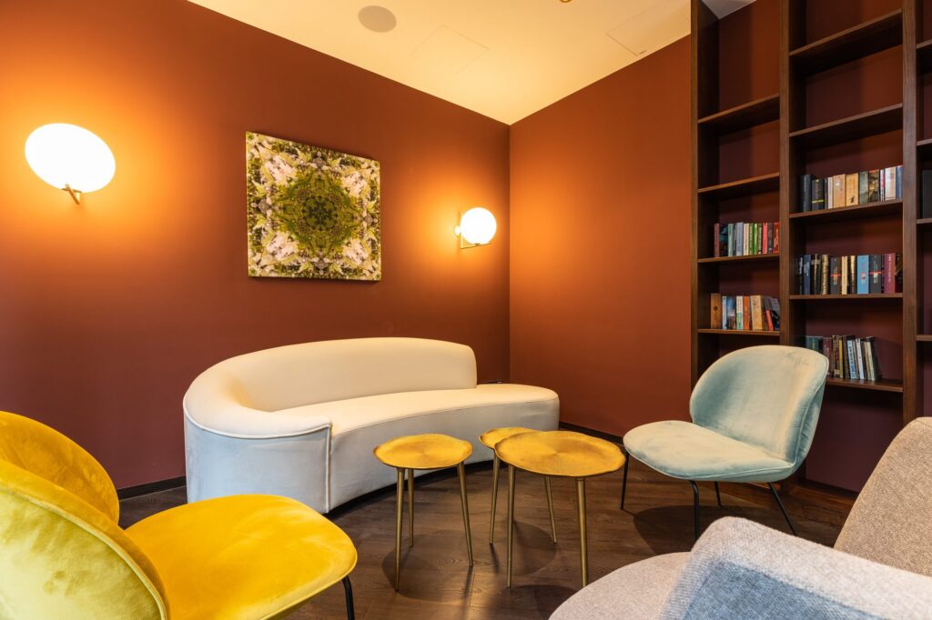 Lounge mit Sofa und Bücherregal