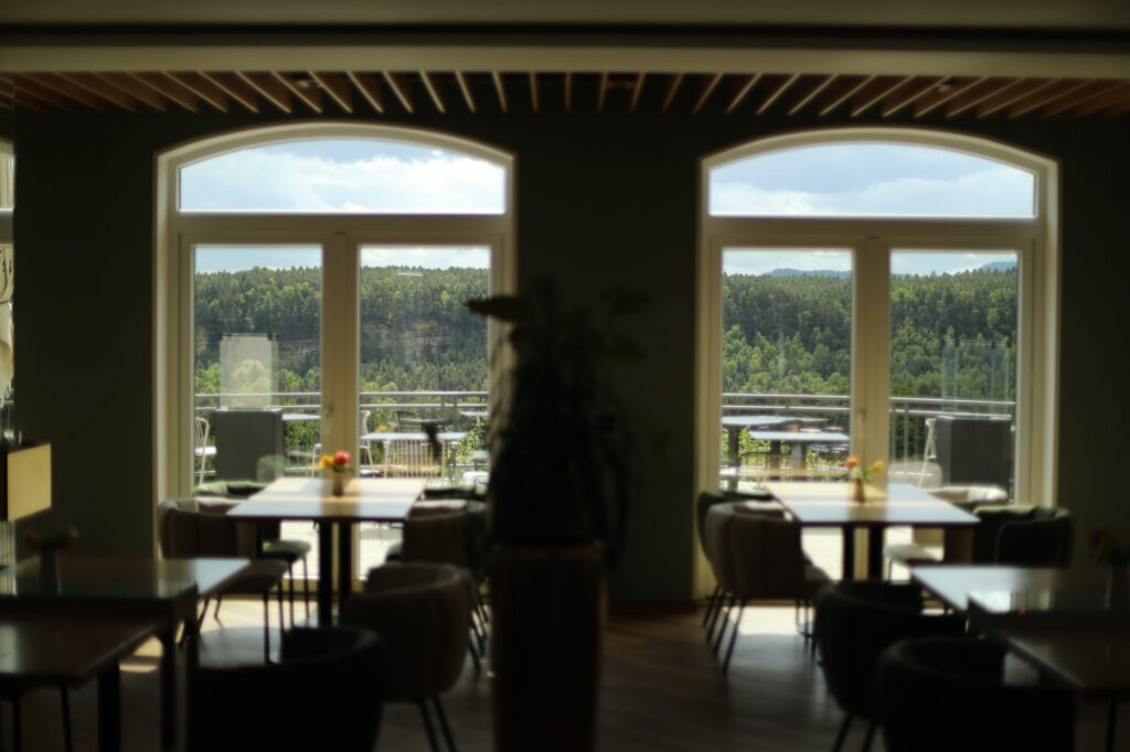 Restaurant mit Panorama-Bogenfenstern