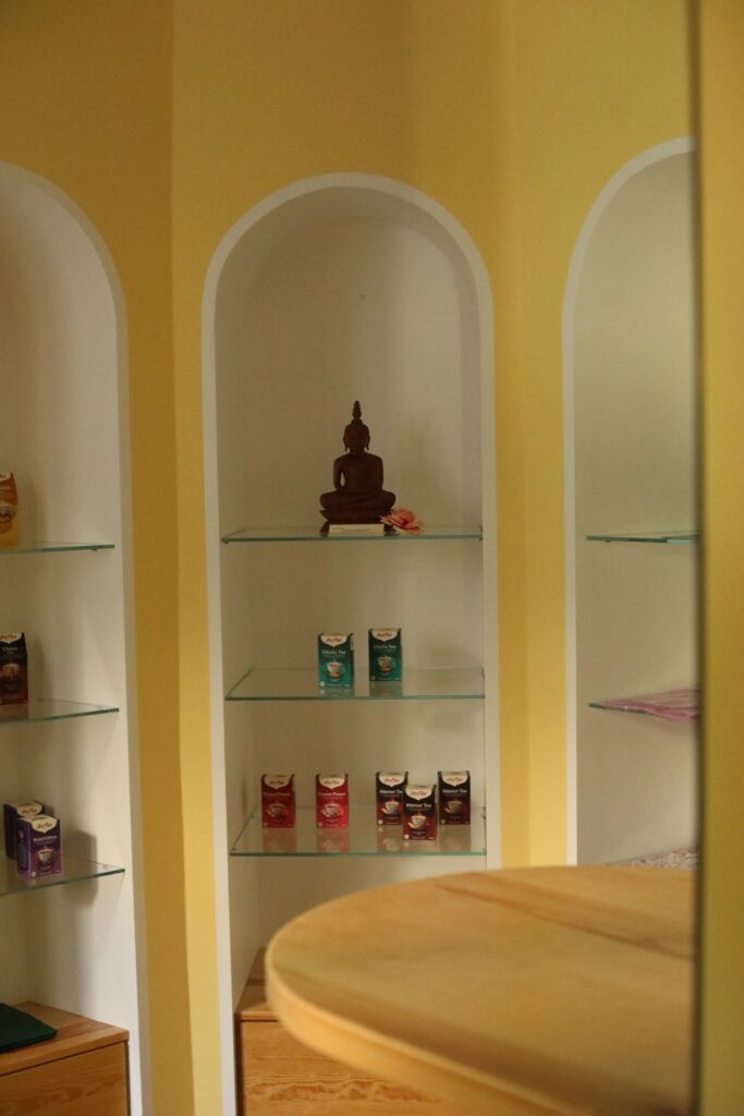 Regal mit Wellness-Produkten