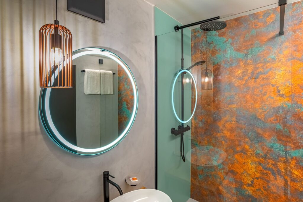Dusche mit kupferfarbener Wand