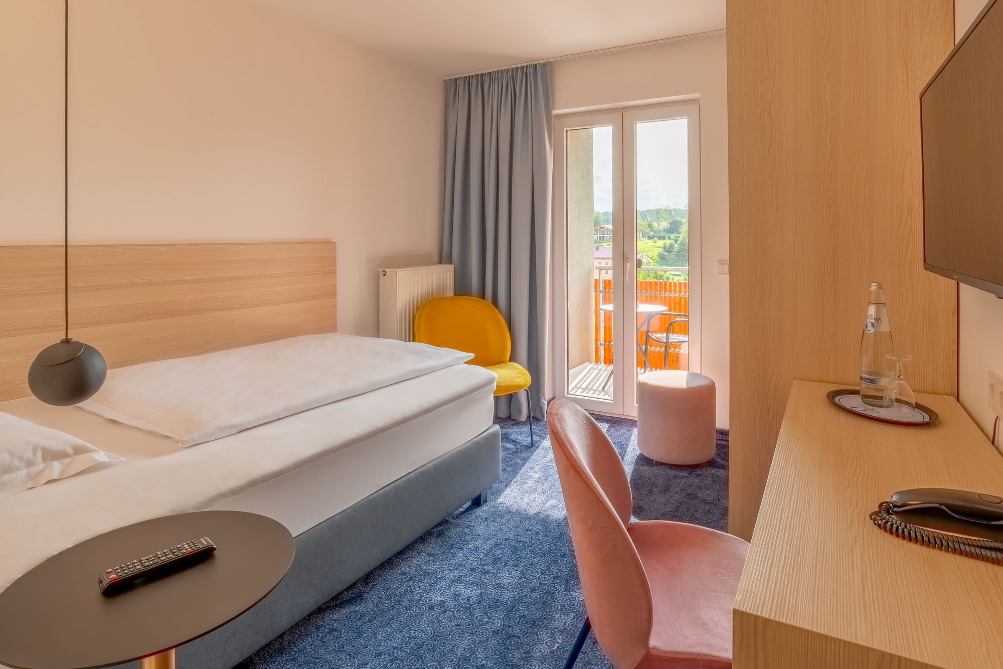 Gretel Stübchen mit Bett, Schreibtisch und Balkontür