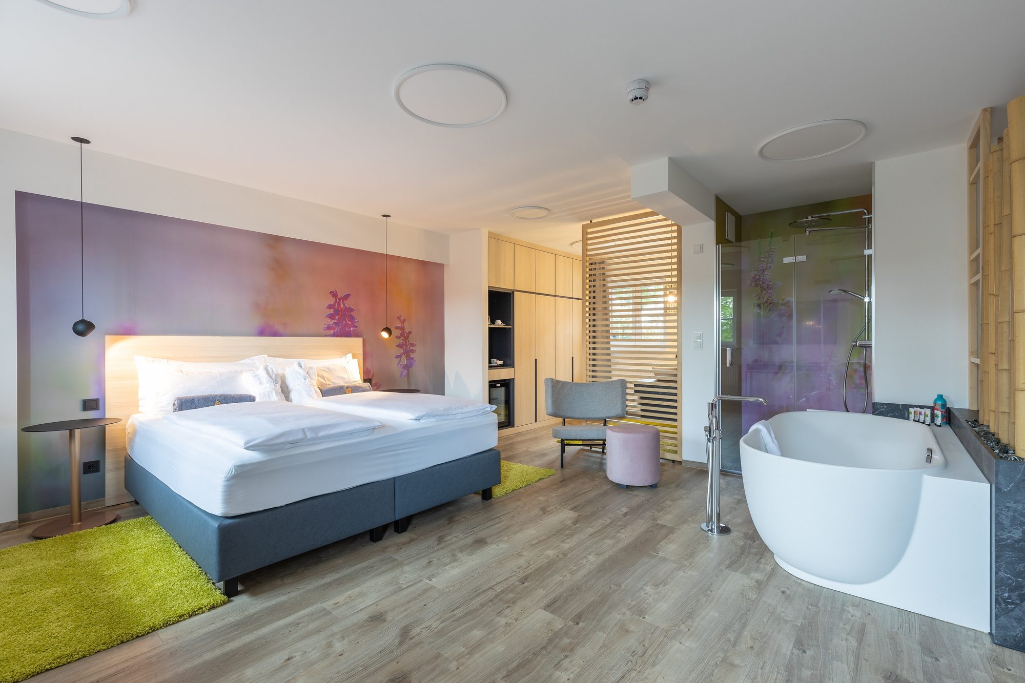 Junior Suite mit Bett und freistehender Badewanne